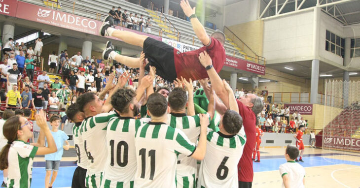 Lolo Vinos manteado por sus chicos. Foto: Córdoba Futsal