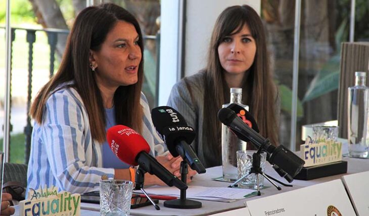 La delegada de Turismo de la Junta de Andalucía en Cádiz, María Jesús Herencia, con la directora del Equality Golf Cup, Margarita Pérez-Calderón al fondo.