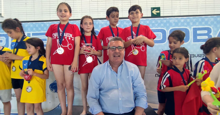 Jóvenes nadadores del Navial en lo más alto del podio en un momento del evento, al que dio respaldo el presidente del IMDECO Manuel Torrejimeno