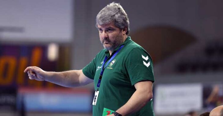 Paco Bustos dando instrucciones a sus hombres en Granollers.