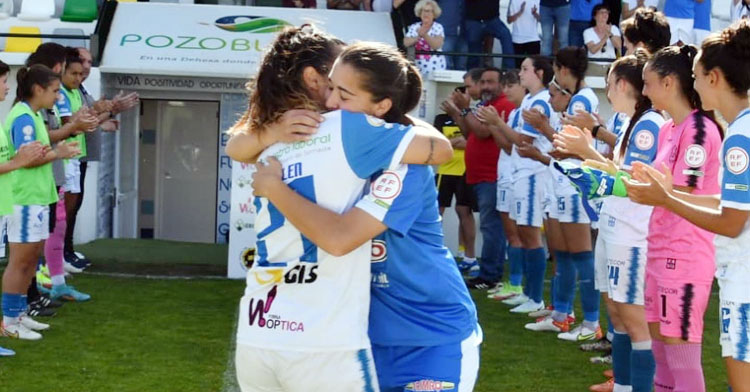 Marilén se abraza con una jugadora del Alhama mientras el Pozoalbense le hace el pasillo al campeón. Foto: Alhama ElPozo