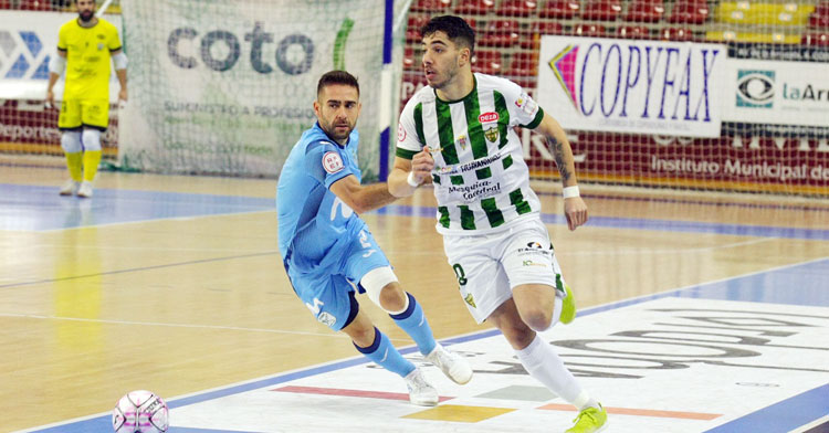 Lucas Perin se escapa de la vigilancia del cordobés Cecilio en el partido de Vista Alegre. Foto: Córdoba Futsal