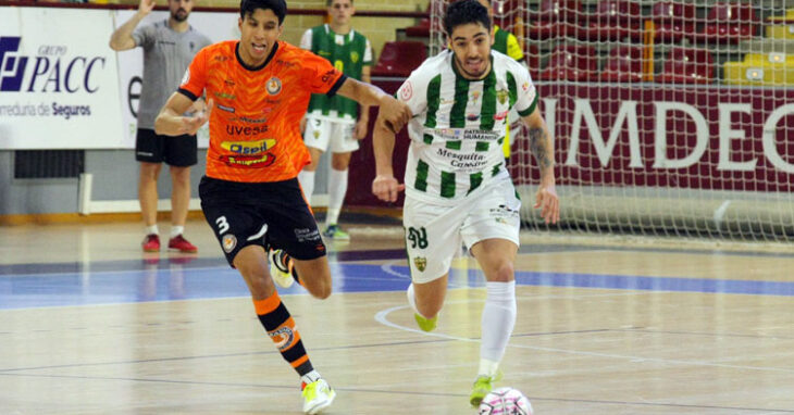 Lucas Perin trata de desembarazarse en carrera de Anás, jugador del Ribera Navarra. Foto: Córdoba Futsal