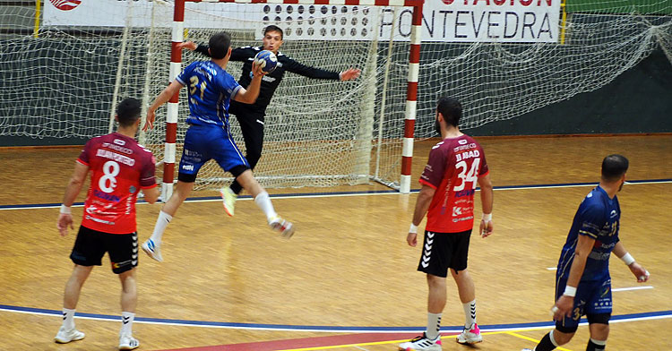 Fernando Torres sale a tapar el lanzamiento en seis metros de un rival. Foto: SD Teucro