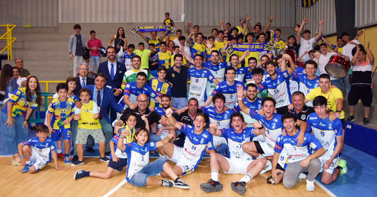 La foto de la celebración de los jugadores con el graderío. Foto: Laclasi.es