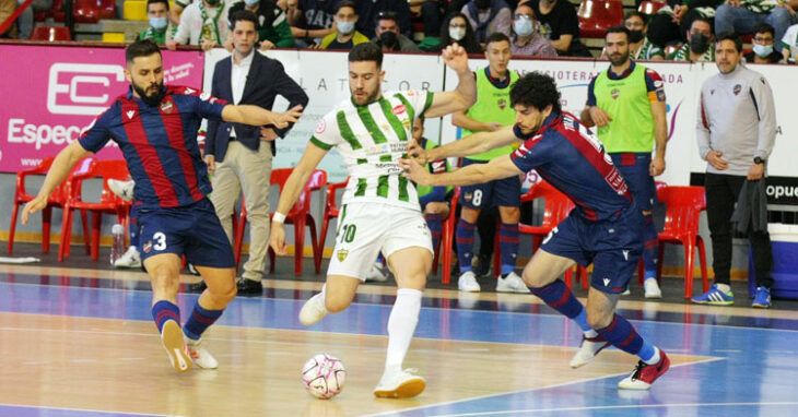 Saura percute entre dos rivales en el partido de ida en Vista Alegre. Foto: Córdoba Futsal