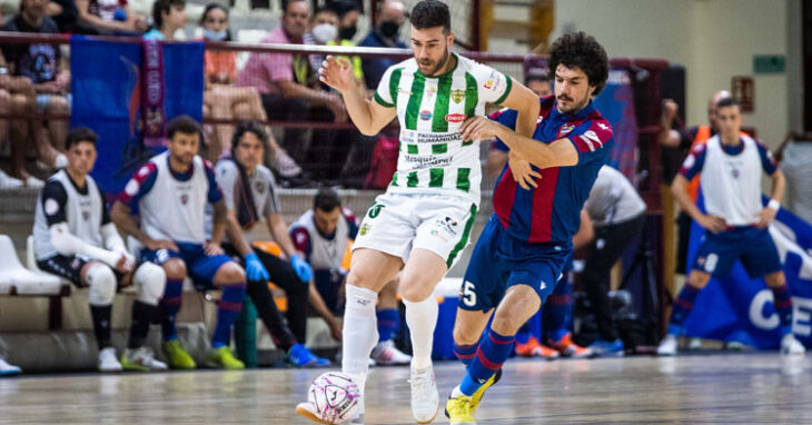 Saura controla el balón ante un jugador del Levante. Foto: Levante UD FS