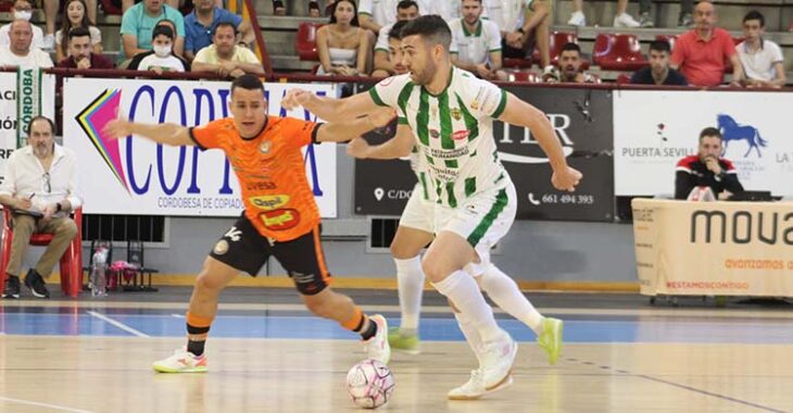 Alberto Saura, en su último partido en Vista Alegre como blanquiverde, marchándose de un navarro.