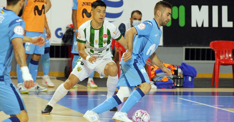 Shimizu marca con la mirada al montoreño Cecilio. Foto: Córdoba Futsal
