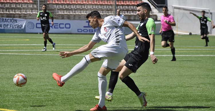 Javi Forján acude a presionar a un rival utrerano. Foto: Ciudad de Lucena