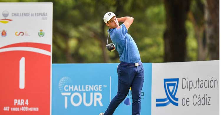 Víctor Pastor saliendo por el hoyo 1 en la partida estelar del último día de competición del Challenge de España.