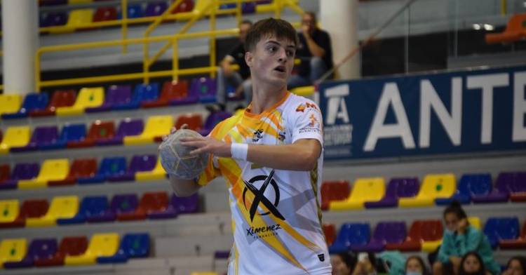 Antonio Cabello con el balón. Foto: Ángel Ximénez Puente Genil