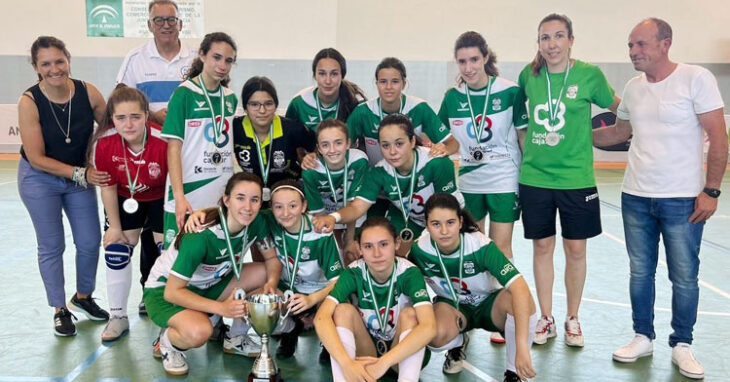 Las cadetes del Deportivo Córdoba Cajasur posando con su medalla de plata en el Campeonato de Andalucía