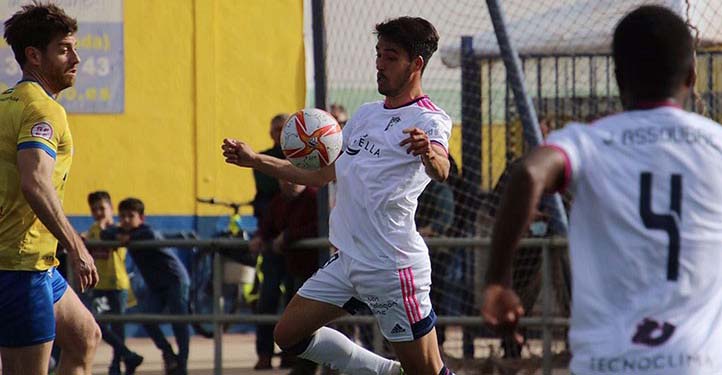 Diego Domínguez controla con el pecho el balón en un partido con el Marbella. Foto: Ciudad de Lucena