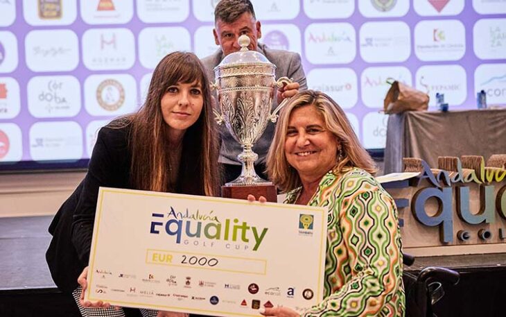 La directora de Andalucía Equality Golf Cup, Margarita Pérez-Calderón, entregando el cheque de 2000 € a La Fundación de Chiclana, tercera clasificada.