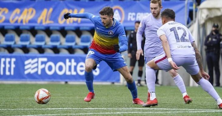 Manu Nieto con el balón en un encuentro del FC Andorra