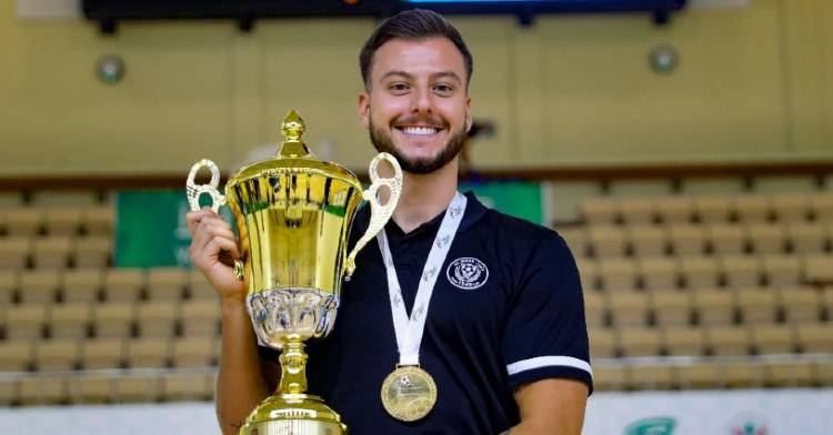 Rafael Duquia con un trofeo
