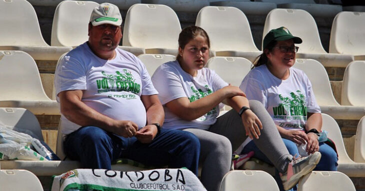 Un grupo de seguidores blanquiverdes en las gradas de El Arcángel. Foto: CCF