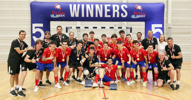 Álex Bernal y sus compañeros posando como campeones de la Futsal Week. Foto: Sefútbol