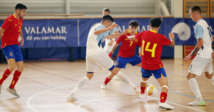 Álex Bernal, a la izquierda, en el partido de la sub19 de este jueves contra Eslovenia. Foto: Futsal week