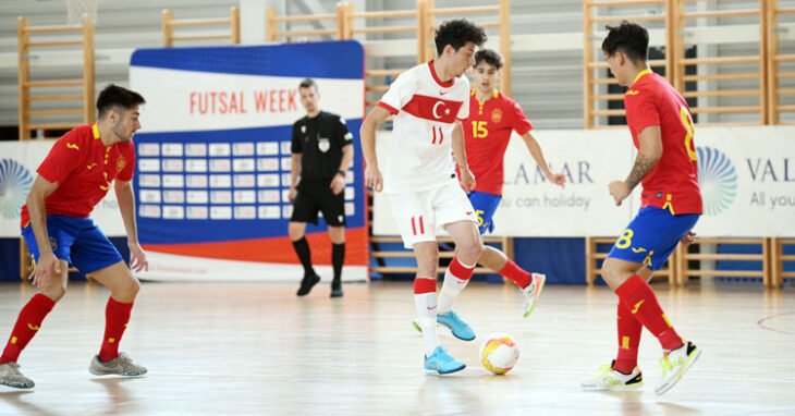 Álex Bernal, a la izquierda, en el España-Turquía sub19 de la Futsal Week