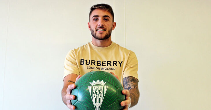 Antonio Casas mostrando el balón con el escudo del Córdoba CF.