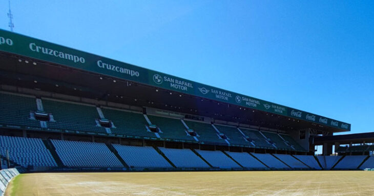 Una imagen reciente del estadio, en el proceso de renovación del césped. Foto: CCF