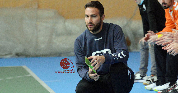 Benito Puerto en su área técnica en un partido en Fátima. Foto: CBM