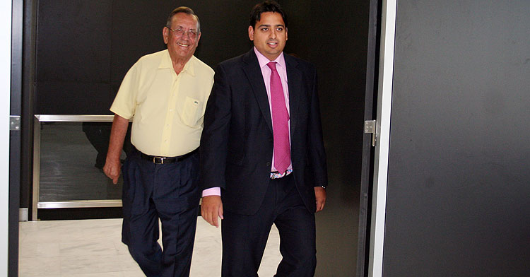 Rafael Campanero el día en que se despidió oficialmente del Córdoba CF en 2009, acompañado de su nieto, Antonio Romero Campanero