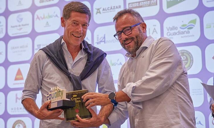 Pedro Carballo recibe el Premio Periodista Santi Roldán de Jesús Márquez, presentado de la Gran Jugada de Canal Sur Radio.