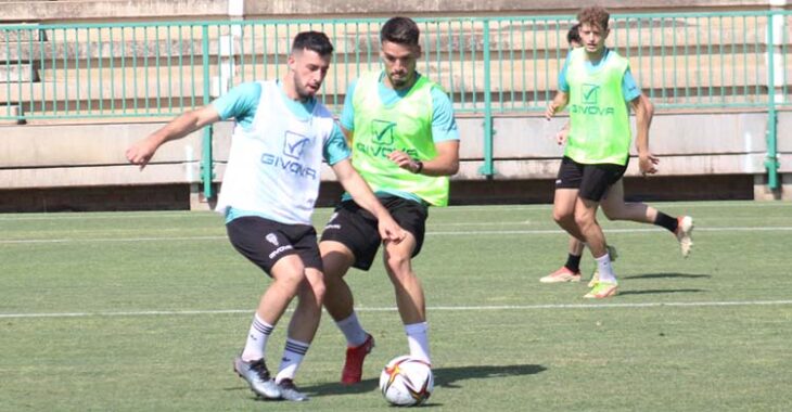 Carlos Puga, adelantándose a José Alonso, en el que fue último entrenamiento de la pasada temporada del Córdoba CF.