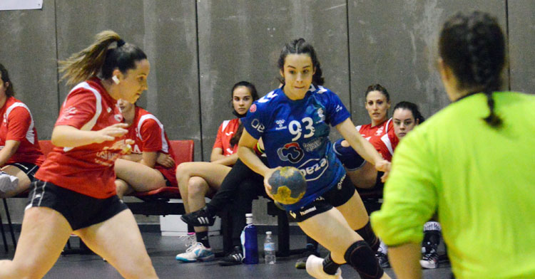 Celia Parrado con la elástica del Deza CBM, la que volverá a lucir este curso. Foto: CBM