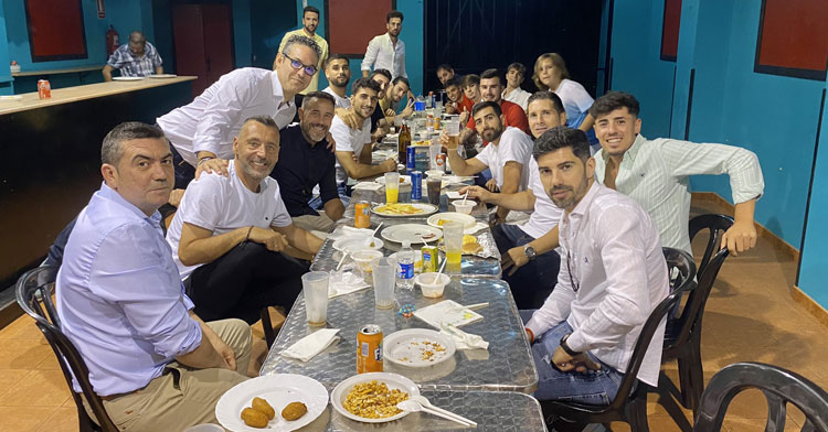 La cena del plantel del Atlético Espeleño en un sábado de celebración del ascenso. Foto: Atlético Espeleño
