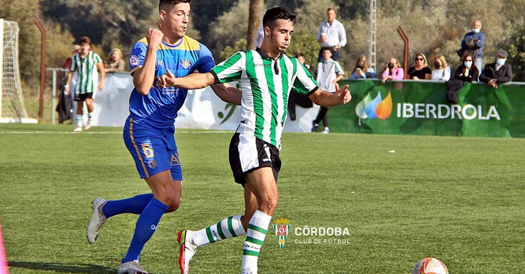 Manuel Jesús Cerpa persiguiendo a un jugador del Córdoba en el duelo en la Ciudad Deportiva. Foto: CCF