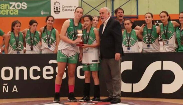 Las infantiles del Cordobásket recogiendo la copa de subcampeonas de España infantil.