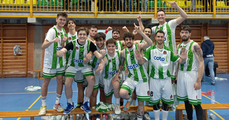 Los jugadores del Coto Ciudad de Córdoba posando tras una victoria en la Liga Nacional N1 Masculina