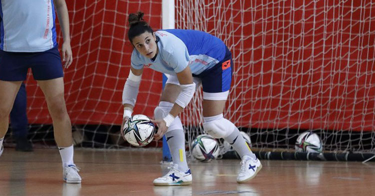 Cristina García en uno de los entrenamientos con la selección. Foto: sefutbol.com