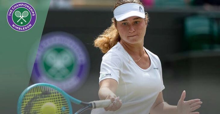 La joven ucraniana Daria Snigur jugando el Wimbledon júnior de 2019 que ganó.