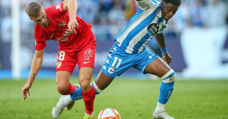 El Linares, de rojo, vio acabar su temporada ante el Deportivo de La Coruña. Foto: RFEF