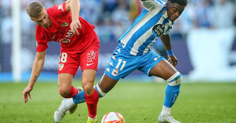 El Linares, de rojo, vio acabar su temporada ante el Deportivo de La Coruña. Foto: RFEF