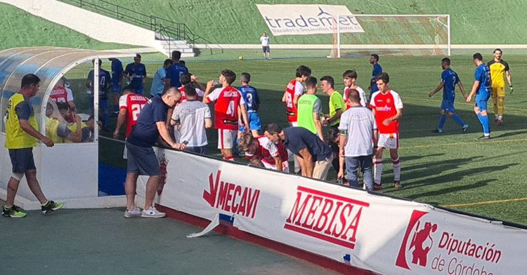 Los jugadores del Espeleño durante la pausa de hidratación en el duelo contra el Guadalcacín