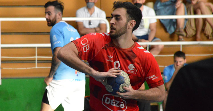 Esteban López se apresta a lanzar un tiro de siete metros. Foto: CBM