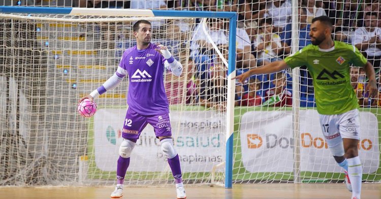 Fabio jugando con el cuadro balear. Foto: Palma Futsal