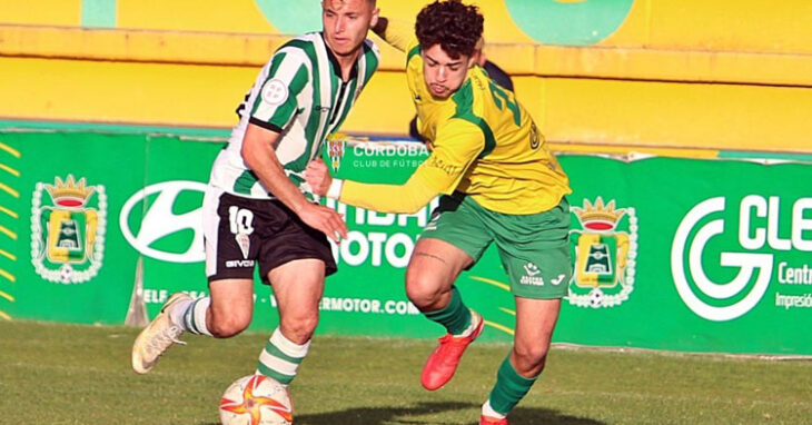 Fernando López jugando con Los Barrios ante el Córdoba B. Foto: CCF