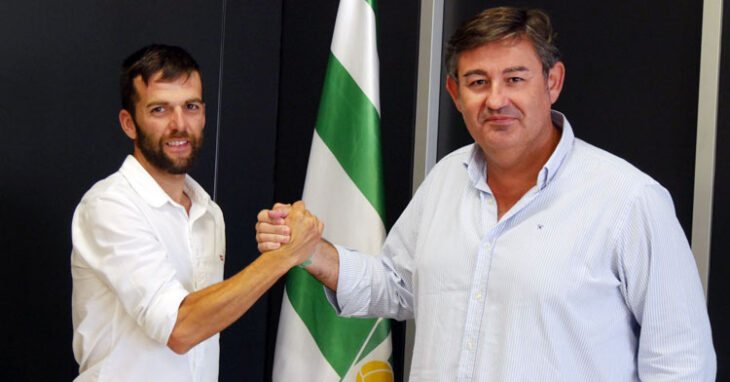 Fran Rodríguez estrecha la mano de Javier González Calvo, consejero delegado cordobesista. Foto: CCF