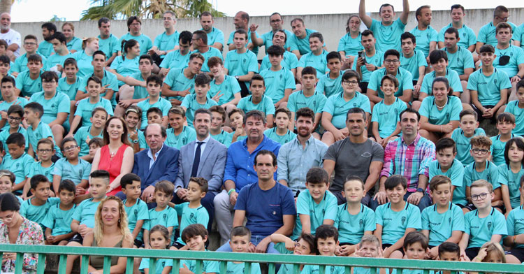 La foto de familia del acto de clausura de las escuelas deportivas de la Fundación Córdoba CF
