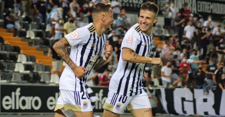 Isi Gómez sonriendo junto a Dani Aquino tras marcar un gol con el Badajoz.