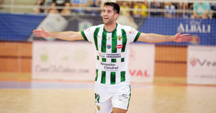 Ismael celebrando uno de los tantos del Córdoba Patrimonio. Foto: Viña Albali Valdepeñas