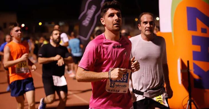 Javi Flores entrando en la meta de La Nocturna.