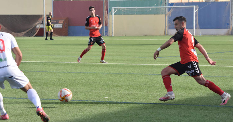 Jonathan Ruiz en un partido en el Manuel Polinario. Foto: Tino Navas / Salerm Puente Genil